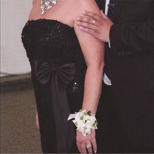 Size Large (10-12) black gown